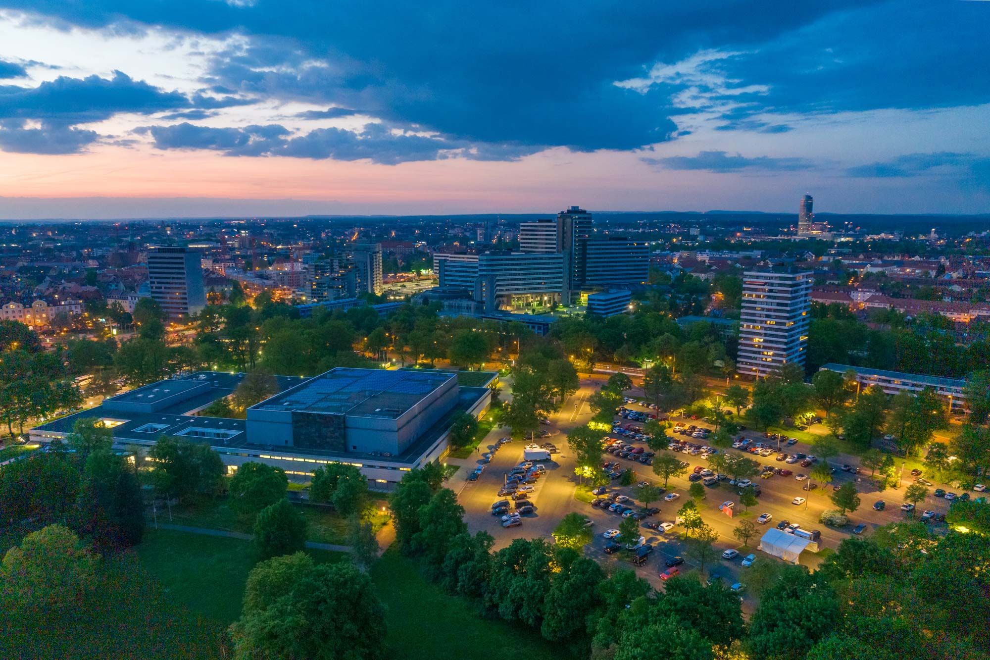 Meistersingerhalle und Großparkplatz von oben